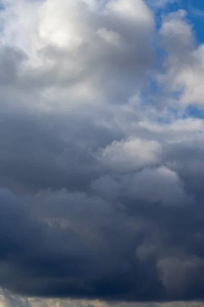 垂直的 蓝天上的雷云 灰白色的云 春天的一天美丽的自然背景 — 图库照片