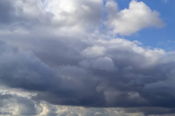 灰色の白い雲 青空に太陽の雲 春の日 美しい自然背景 — ストック写真