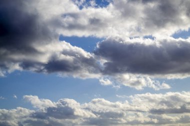 Mavi gökyüzünde gök gürültülü bulutlar. Güneşli bir günde gri beyaz bulutlar. Güzel doğa arkaplanı.