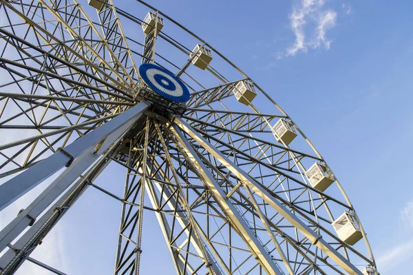 Begrepet Avslapning Moro Fornøyelsespark Parken Youth Kaliningrad Russland Pariserhjul Bakgrunn – stockfoto