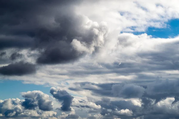 날에는 구름이 불어온다 자연적 — 스톡 사진