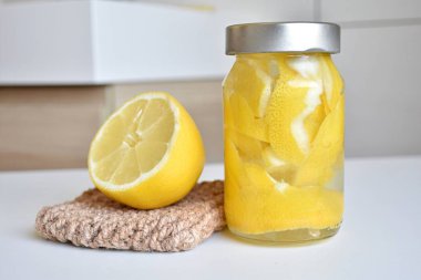 Limon kabuğu ve sirke banyosu veya mutfak temizleyicisi, oda spreyi, sıfır atık temizleme.