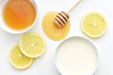 Bal, limon ve yoğurt, yüz maskesi malzemeleri, doğal cilt bakımı.