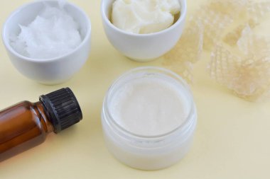 Doğal ev yapımı dudak kremi, küçük konteynır ve malzemeler, hindistan cevizi yağı, temel yağ, arı cilası, Shea yağı, ev yapımı kozmetik..