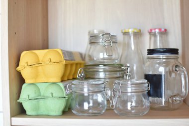 Boş cam kavanozlar, kaplar, şişeler, yumurta kutuları sıfır atık alışverişi ve depolama için, plastik yok, atık kavramı yok..