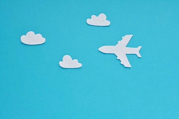 Viajes Concepto Viaje Avión Nubes Blancas Hechas Tela Fieltro Sobre — Foto de Stock