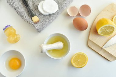 Sivilce maskesi yakın çekim yapıyor.