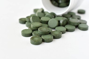 Zeytinyağı tabletleri görüntüyü ve beyaz şişeyi kapatın.