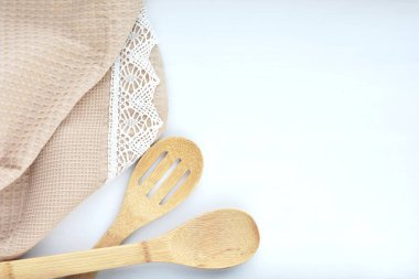 Rustik aşçılık geçmişi, ahşap mutfak aletleri, havlu, biber. 