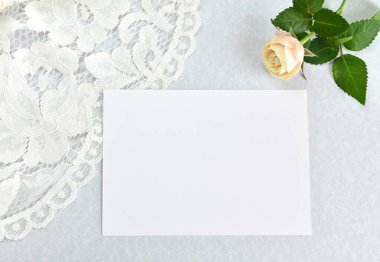 Düğün geçmişi, davetiye, tebrik kartı modeli, beyaz dantel detaylar ve gül, üst görünüm.