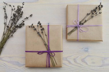 Kahverengi el işi kağıtları ve lavanta dallarıyla süslenmiş kutular..