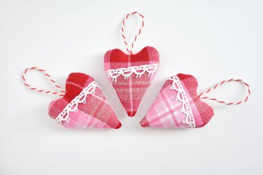 Bağcıklarla süslenmiş kumaş kalpler, el yapımı, sıfır atık Noel veya Sevgililer Günü dekorasyonu.