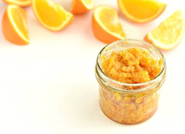 Turuncu makyaj fırçası. Yakın çekim.