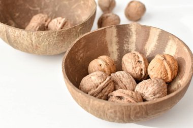 Beyaz arka planda hindistan cevizi kabuğu ve ceviz..