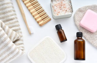 Doğal kozmetik ürünleri ve çevre dostu banyo takımı, sıfır atık banyo aksesuarı, keten havlu, bambu diş fırçası ve tarak, gerekli yağlar, deniz tuzu, düz yatak..