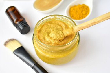 Zerdeçal maske. Yakın çekim.