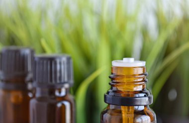 Yağ, aromaterapi ve doğal ilaçlarla açılmış damlacık şişesi..