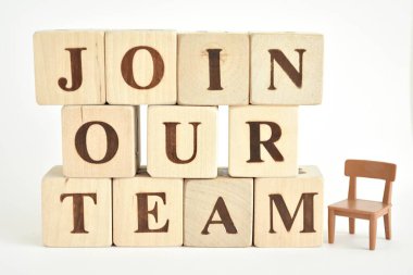 Ahşap küpler, sandalye ve işe alım konsepti üzerine ekip metnimize katıl..