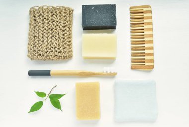 Sıfır atık banyo, bambu diş fırçası ve saç fırçası ile yaratıcı kompozisyon, doğal şampuan barı ve sabunlar, el yapımı sünger ve kozmetik pedler.