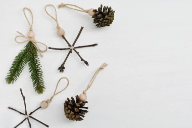 Doğal el yapımı sıfır atık Noel ağacı süslemeleri, kopya alanı ile üst görünüm.