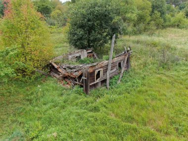 Eski hasarlı terk edilmiş ahşap ev, hava manzarası
