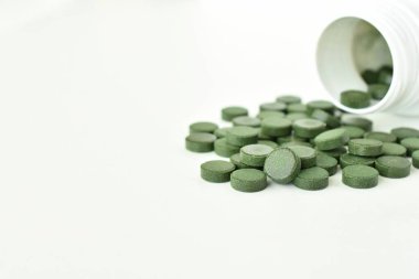 Zeytinyağı tabletleri görüntüyü ve beyaz şişeyi kapatın.