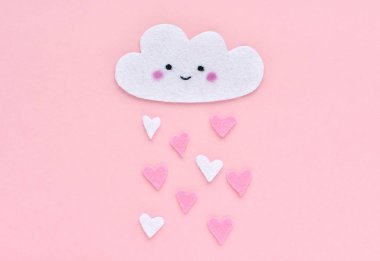 Sevgililer Günü konsepti, kawaii tarzı bulut keçeli kumaştan yapılmış, kalp yağmuru.