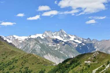 En yüksek Avusturya Alpleri dağ Grossglockner ve yeşil vadi