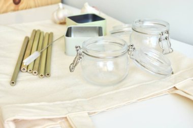 Sıfır atık, plastik mutfak yok, yeniden kullanılabilir alışveriş torbası, depolama kavanozları ve kutular, bambu pipetleri.