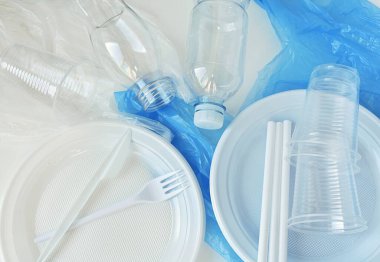 Tek kullanımlık plastik sofra takımı, şişeler, pipetler, çantalar.