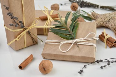 Yaratıcı, çevre dostu Noel hediyesi, doğal süslemelerle paketlenmiş..