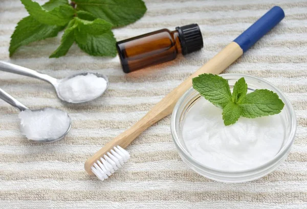 Ev yapımı diş macunu ve bambu diş fırçası.