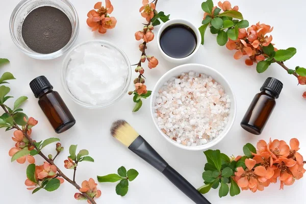 Doğal bakım, yaratıcı daire güzellik, vücut bakımı için spa ürünleri, Japon ayva dalları..