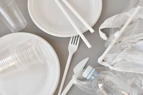 Plastik ürünler, tabaklar, çatal ve bıçak, torbalar, pipetler, bardaklar, şişeler.