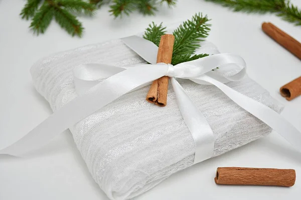 Kreative Weihnachtsgeschenkverpackung Mit Weißem Stoff Und Band Dekoriertem Tannenzweig Und — Stockfoto