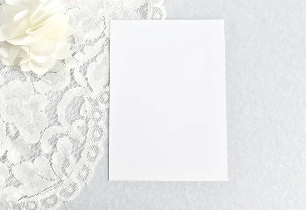 Bröllopsinbjudan Mockup Blank Gratulationskort Vita Spets Klänning Detaljer — Stockfoto
