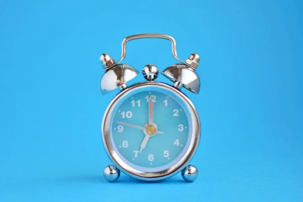 Relógio Alarme Retro Fundo Azul Claro Espaço Livre Para Texto — Fotografia de Stock