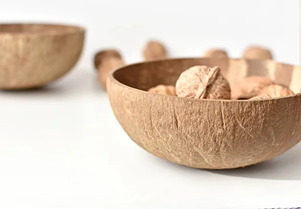 Kokosové Misky Vlašské Ořechy Bílém Pozadí — Stock fotografie
