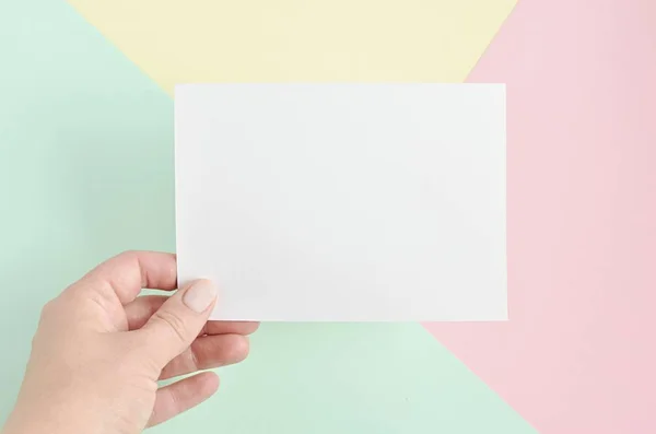 Messaggio Vuoto Nella Mano Della Donna Sfondo Carta Colori Pastello — Foto Stock