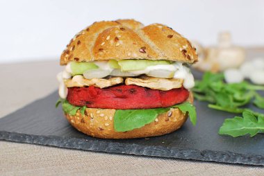 Izgara mantarlı vejetaryen pancar burger roka, soğan, avokado. Sağlıklı yemek..