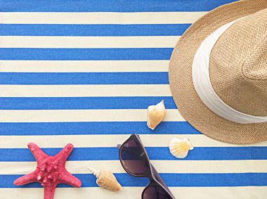 Yaz tatili dairesi fotokopi alanı ile yatıyordu. Yaz aksesuarları, deniz kabukları ve çizgili sahil battaniyesinde deniz yıldızları..