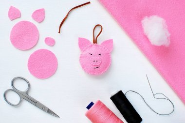 Domuzun anahtarlığını keçeli kumaştan, dikiş aletlerinden, düz yataktan nasıl dikeceğini öğren..