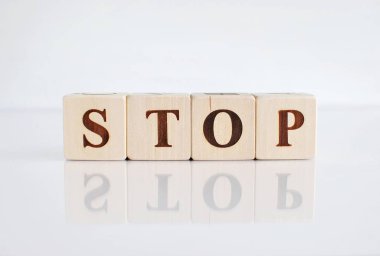 Sözcük. Tahta bloklarda dur, yansımalı beyaz arkaplan.