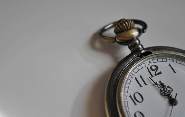 Kaliteli cep saati. Gece yarısı saat kapanıyor. Geçmişe dönük saat.