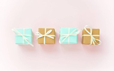 Minimalist Noel, Yeni Yıl, doğum günü konsepti, renk pembe arka planda kurdeleli hediye kutuları. Mutlu Noeller tebrik kartı..