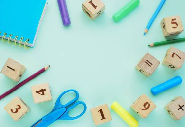 Okul konseptine, okul malzemeleriyle yaratıcı arka plana ve sayılarla ahşap bloklara geri dönüyoruz..