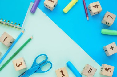 Okul konseptine, okul malzemeleriyle yaratıcı arka plana ve sayılarla ahşap bloklara geri dönüyoruz..