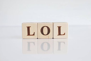 Word Lol ya da Kahkaha Beyaz arka planda tahta bloklardan yapılmış.