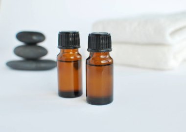 Şişe ile temel yağlar, havlu ve zen taşlar masaj. Spa kompozisyon.
