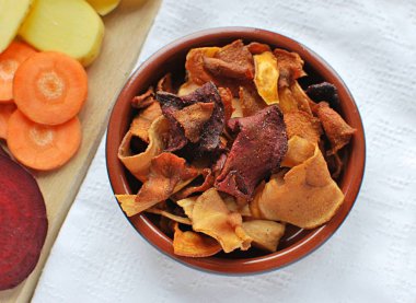 Kilden bir kasede organik sebze parçaları, üst manzara.